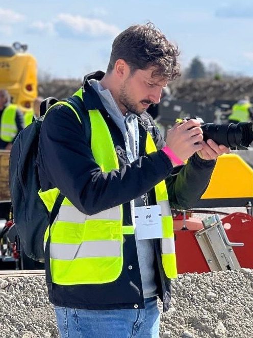 Richard Esteves sur un chantier, appareil photo en main